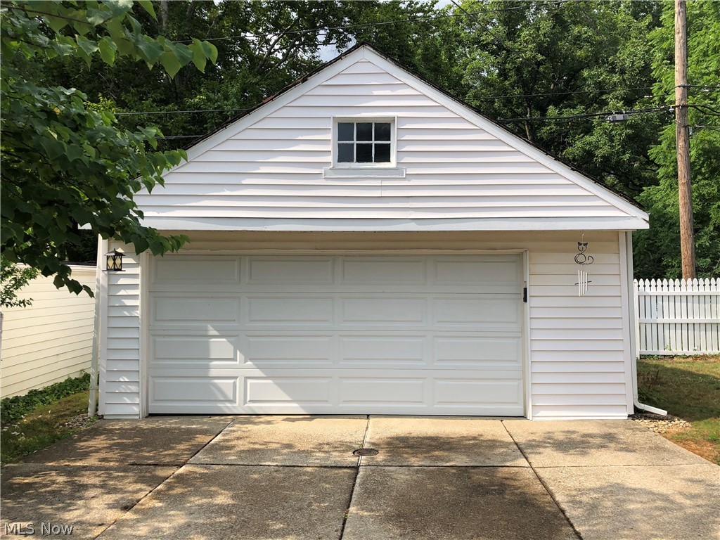 4099 Charlton Road Cleveland, OH 44121 - Photo 4 of 31