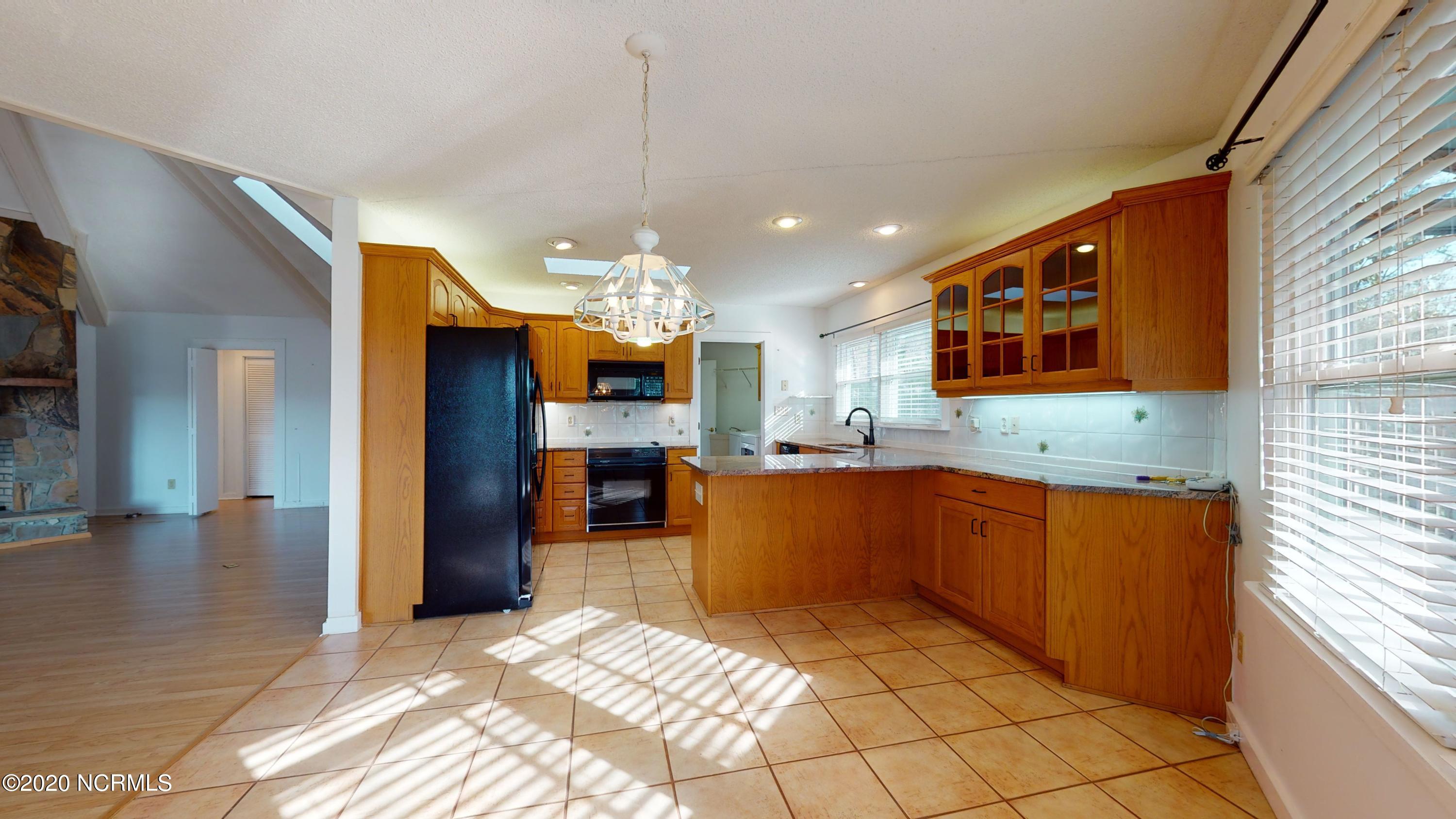 5212 Bucco Reef Road New Bern, NC 28560 - Photo 11 of 50 Dining Area to Kitchen