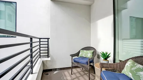 $1,450,000 | 741 1/2 North Gramercy Place, Los Angeles, CA 90038