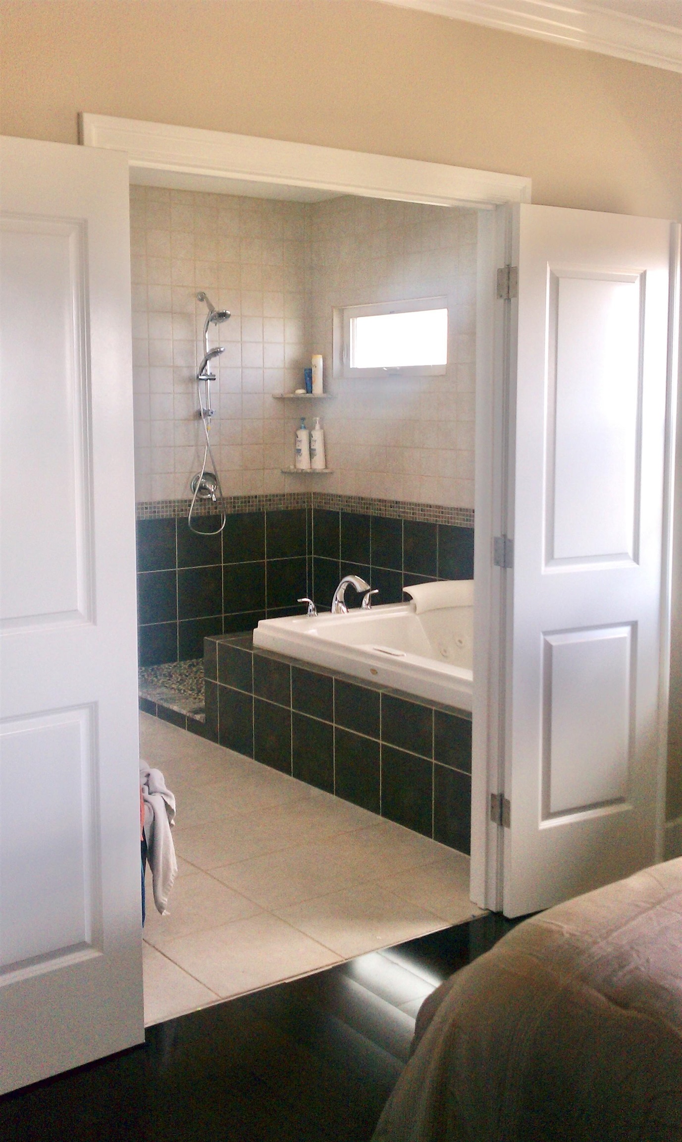 80 Koani Loop Wailuku, HI 96793 - Photo 13 of 18 a en suite bathroom with a double vanity sink and a mirror