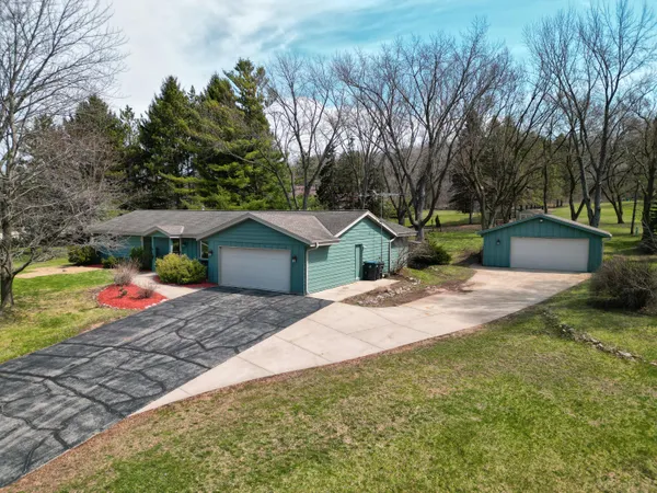 $475,000 | W254-s6440 McGregor Court, Waukesha, WI 53189