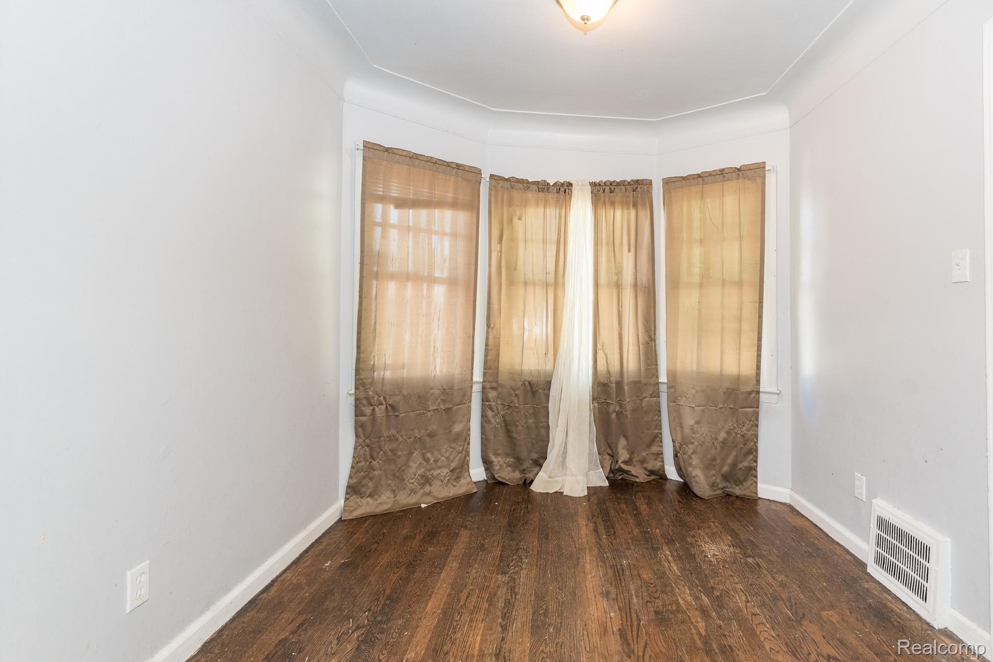 6870 Rutland Street Detroit, MI 48228 - Photo 6 of 18 DSC_0016-2.jpg