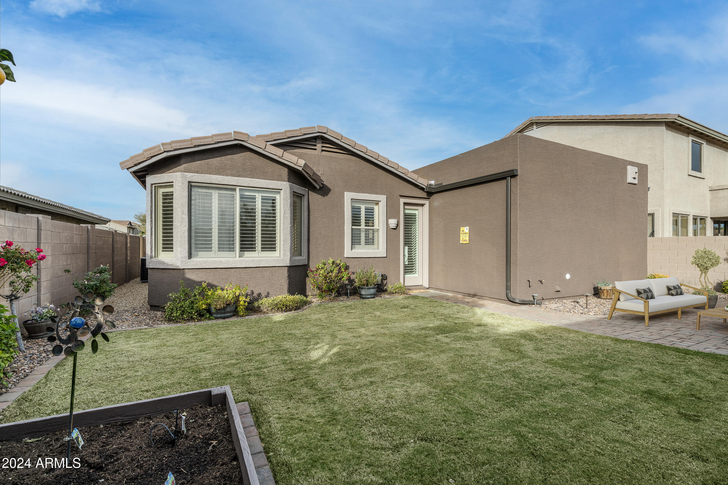 2605 West Florentine Road Phoenix, AZ 85086 - Photo 21 of 45 Relax in the grass.