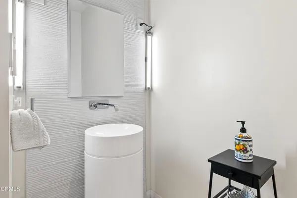 $1,849,000 | 1850 Industrial Street, Unit 211, Los Angeles, CA 90021
