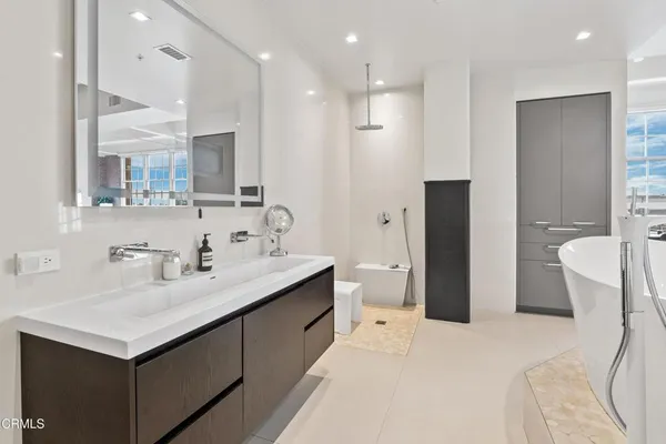 $1,849,000 | 1850 Industrial Street, Unit 211, Los Angeles, CA 90021