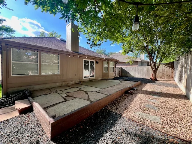 a view of a backyard