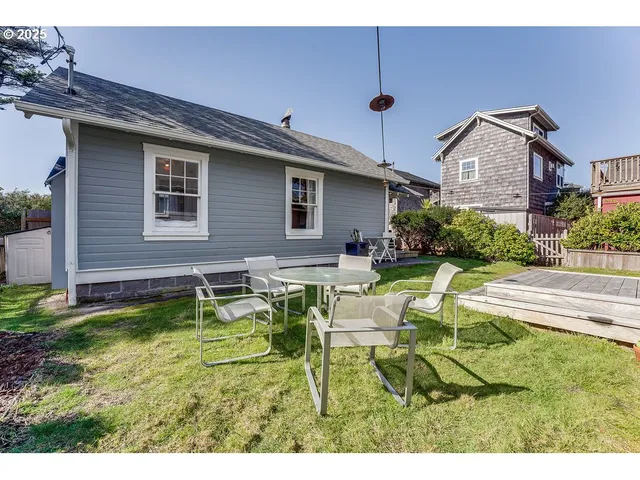 $899,000 | 3524 Pacific Avenue, Cannon Beach, OR 97110