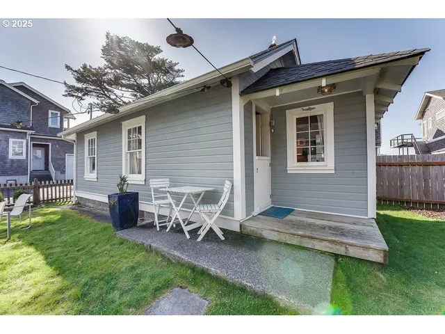 $899,000 | 3524 Pacific Avenue, Cannon Beach, OR 97110