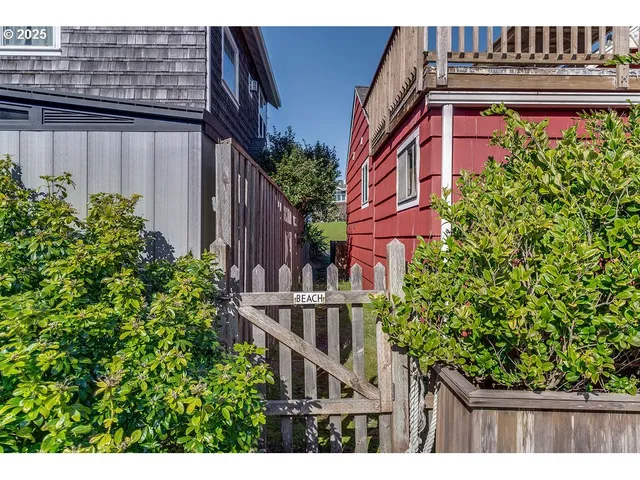 $899,000 | 3524 Pacific Avenue, Cannon Beach, OR 97110