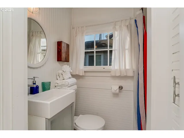 $899,000 | 3524 Pacific Avenue, Cannon Beach, OR 97110