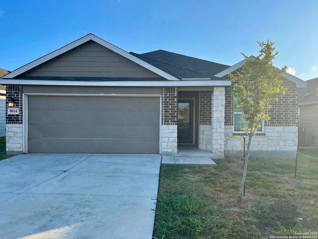 a view of backyard of the house
