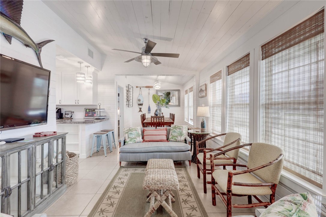 4034 Laguna Shores Road Corpus Christi, TX 78418 - Photo 6 of 40