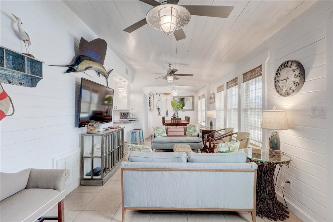 4034 Laguna Shores Road Corpus Christi, TX 78418 - Photo 7 of 40