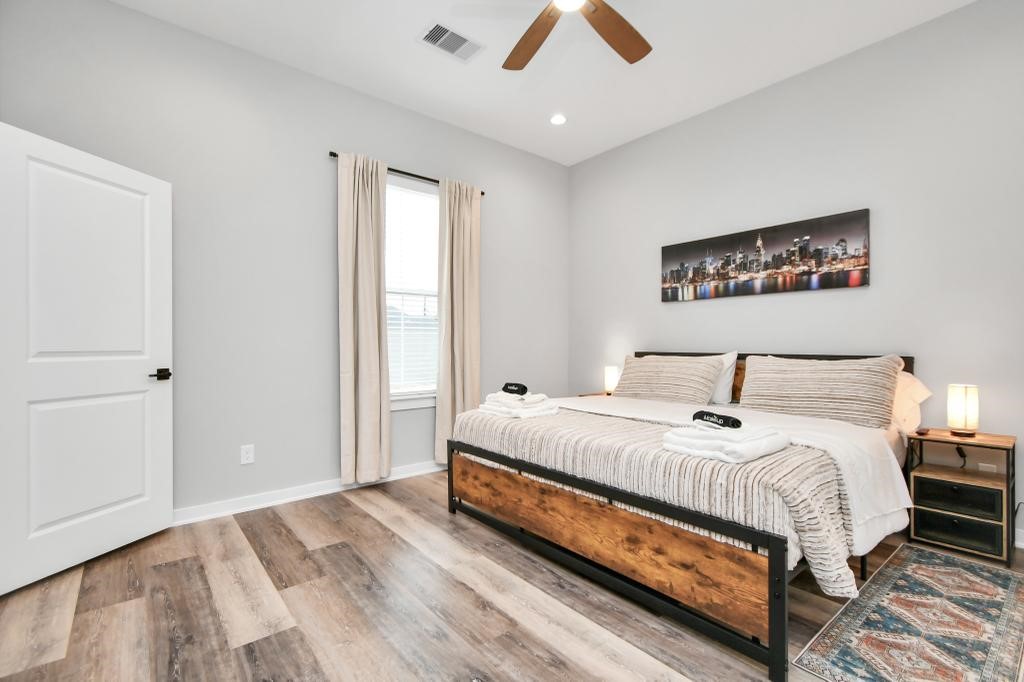 407 Stonework Oaks Lane Houston, TX 77076 - Photo 14 of 34 a spacious bedroom with a bed and a window