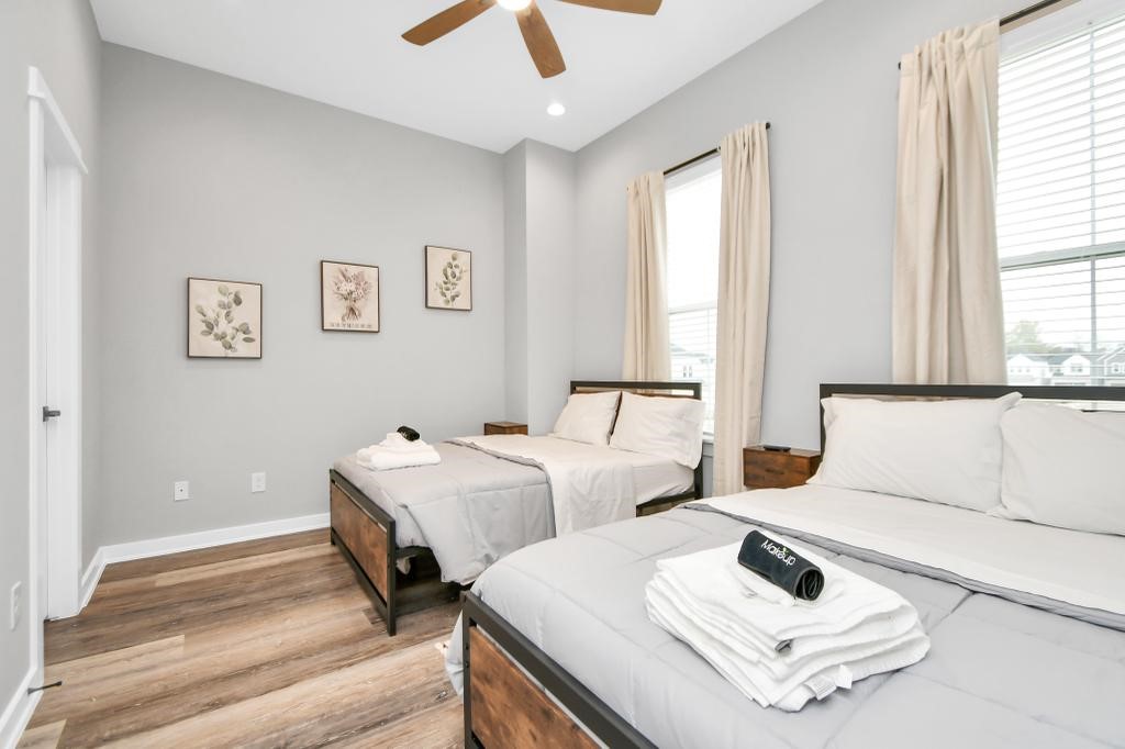 407 Stonework Oaks Lane Houston, TX 77076 - Photo 27 of 34 a living room with couches and large mirror with wooden floor