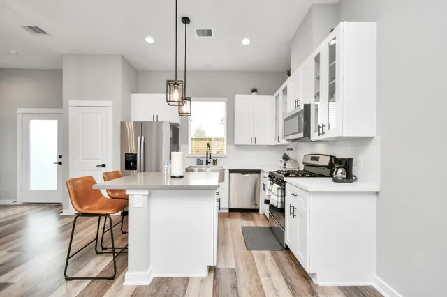 $2,100 | 407 Stonework Oaks Lane, Houston, TX 77076