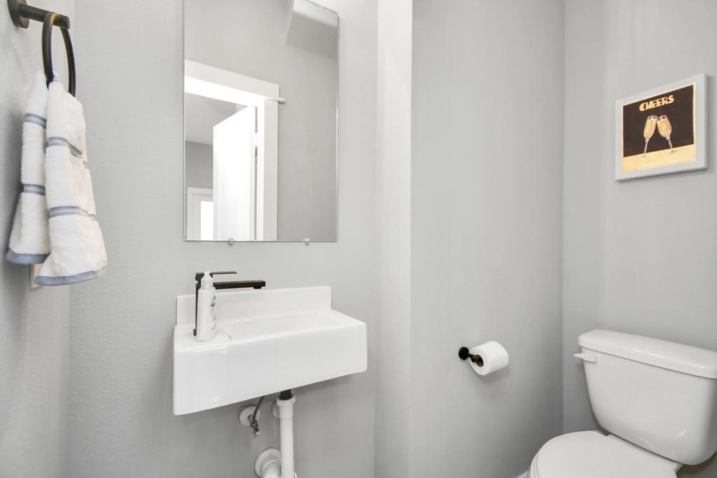 407 Stonework Oaks Lane Houston, TX 77076 - Photo 10 of 34 a bathroom with a toilet a sink and mirror