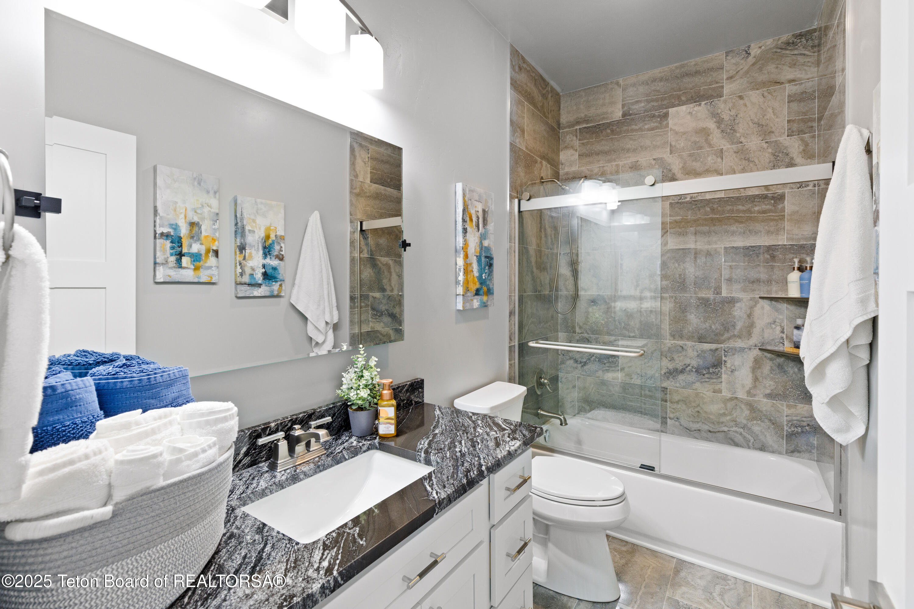 152 Porto Road Star Valley Ranch, WY 83127 - Photo 30 of 44 Large Shared Bathroom