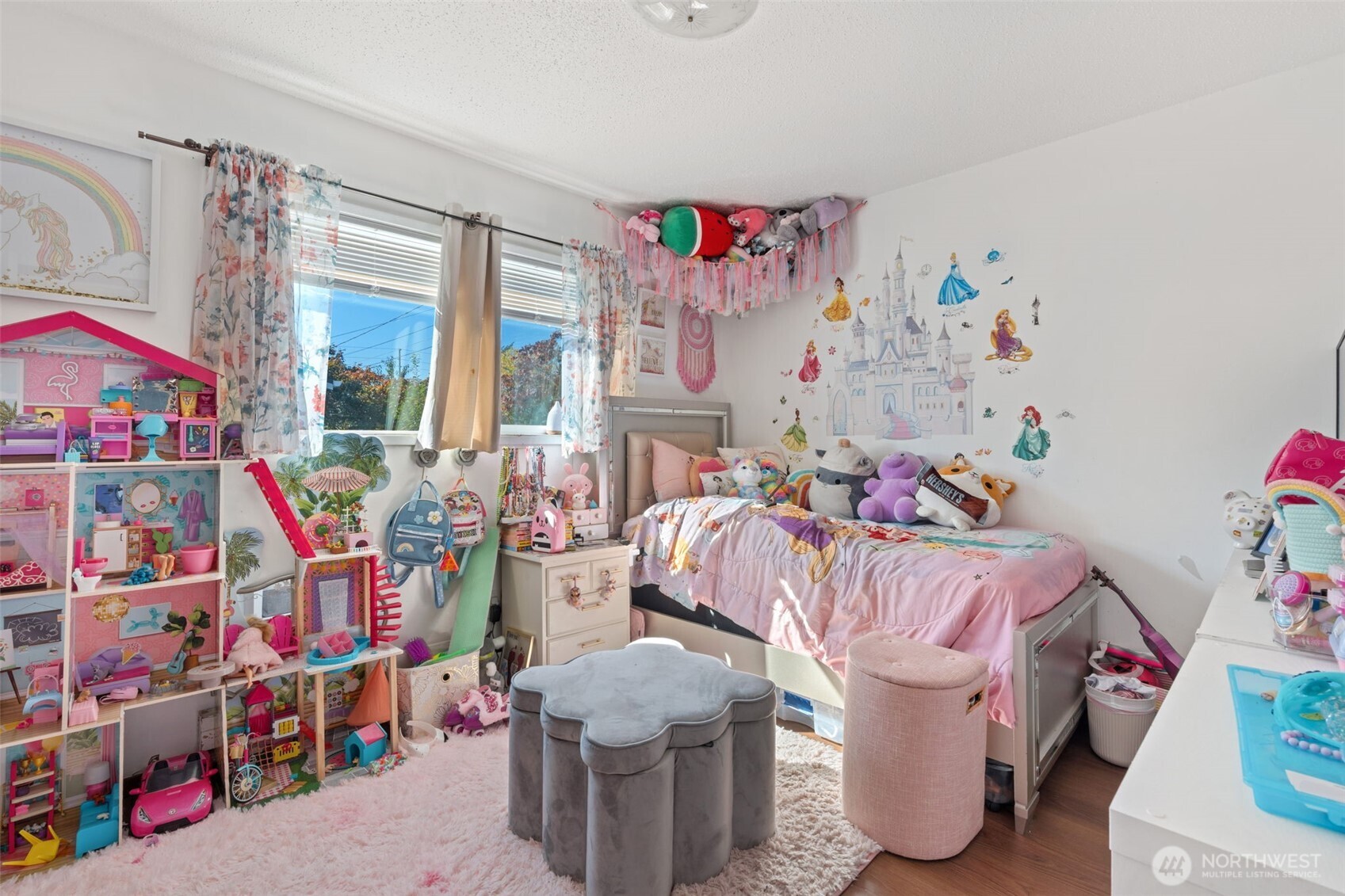 1149 Southwest Cascade Avenue Chehalis, WA 98532 - Photo 20 of 31 a living room with furniture