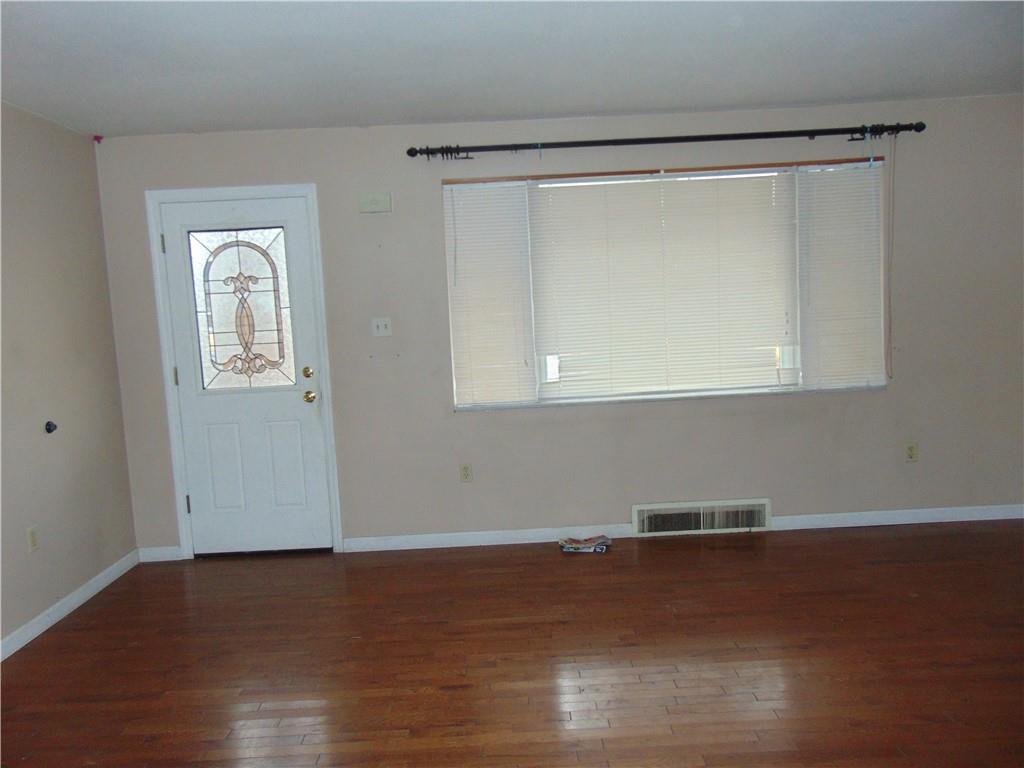 306 Gardner Street McKees Rocks, PA 15136 - Photo 3 of 11