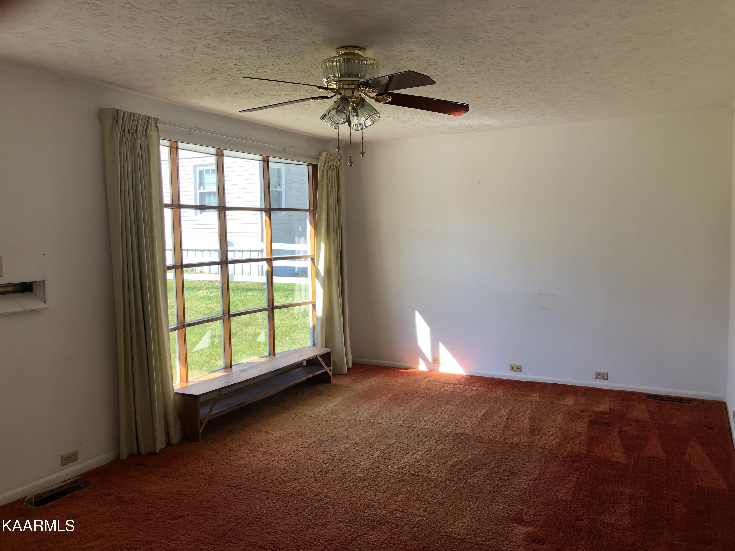 246 Jefferson Avenue Oak Ridge, TN 37830 - Photo 3 of 25 Living Room IMG_3193