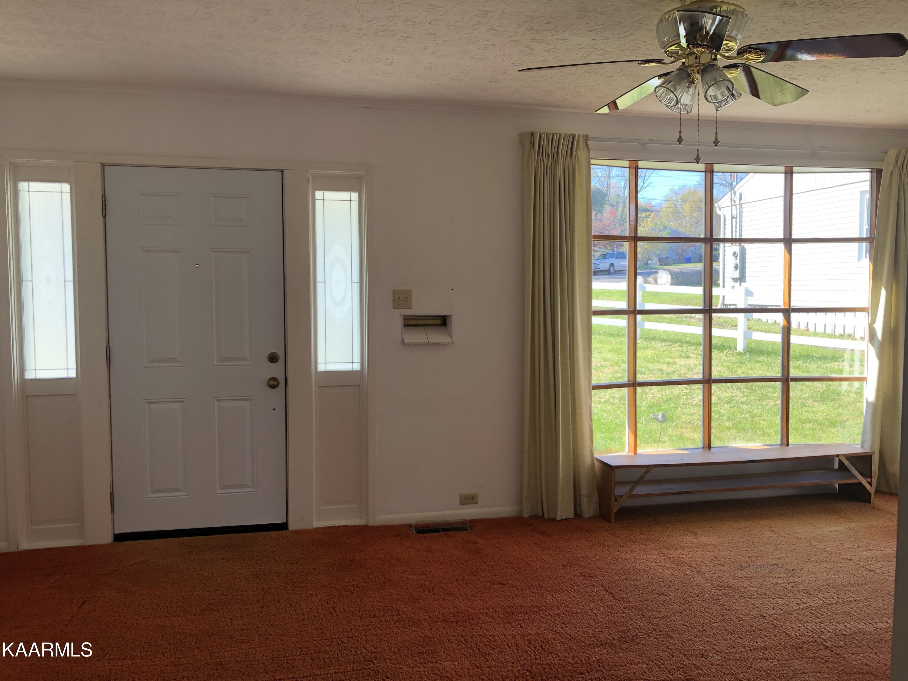 246 Jefferson Avenue Oak Ridge, TN 37830 - Photo 4 of 25 Living Room IMG_3194