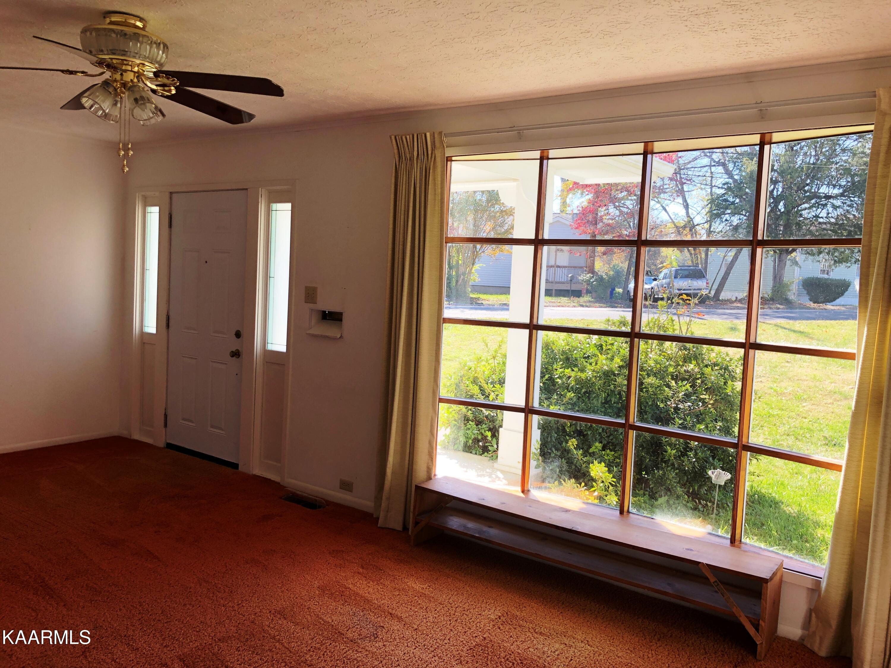246 Jefferson Avenue Oak Ridge, TN 37830 - Photo 5 of 25 Living Room IMG_3196