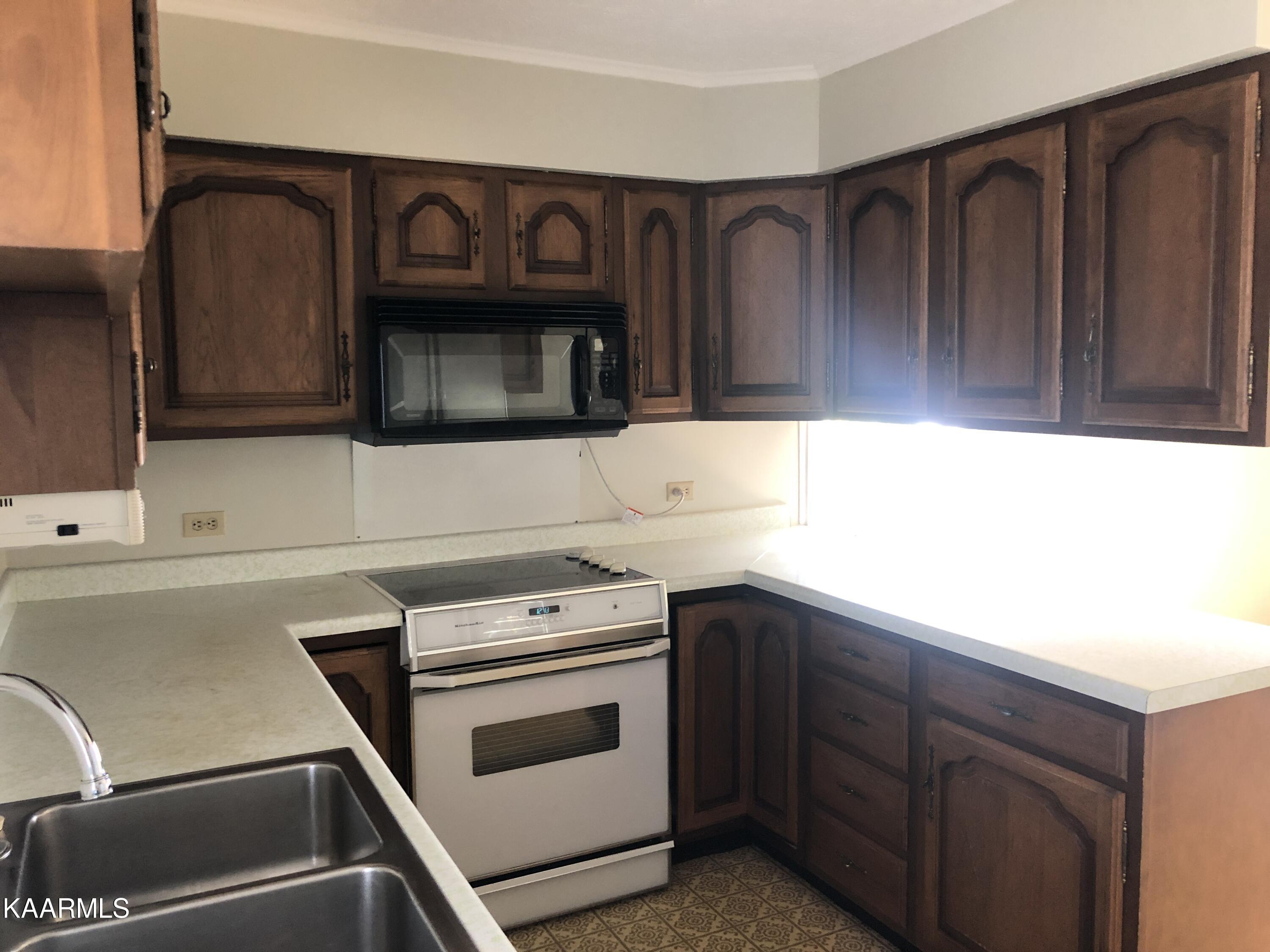 246 Jefferson Avenue Oak Ridge, TN 37830 - Photo 7 of 25 Kitchen IMG_3188