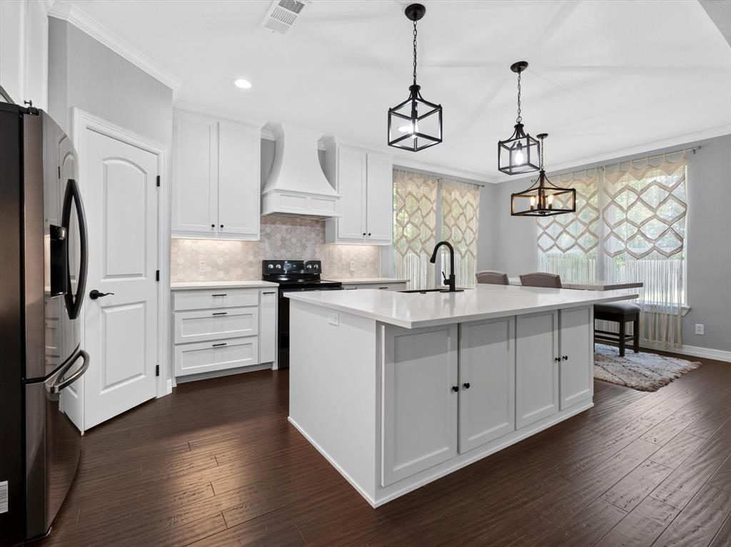 902 North Main Street Tioga, TX 76271 - Photo 5 of 31 Black stainless appliances