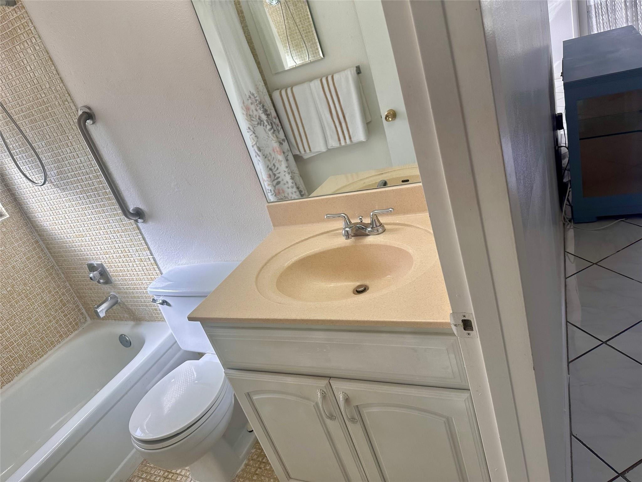 200 Mansfield F, Unit 200 Boca Raton, FL 33434 - Photo 14 of 15 a bathroom with a sink toilet and shower