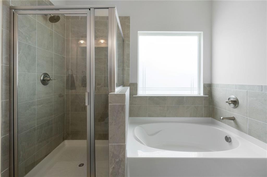 110 Waterside Ridgg Calhoun, GA 30701 - Photo 20 of 31 a bathroom with a bathtub and shower