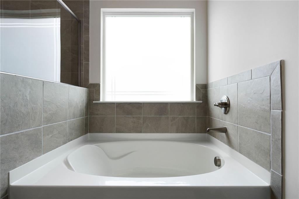 110 Waterside Ridgg Calhoun, GA 30701 - Photo 21 of 31 a bathroom with a bathtub