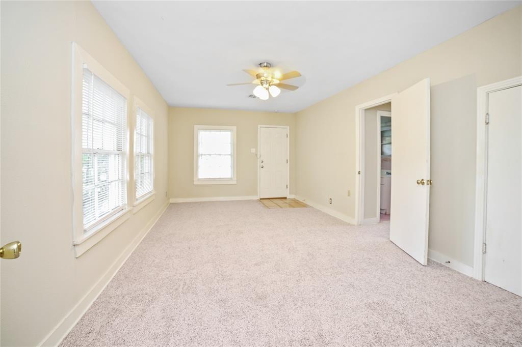 310 Franklin Boulevard Austin, TX 78751 - Photo 5 of 5 an empty room with windows