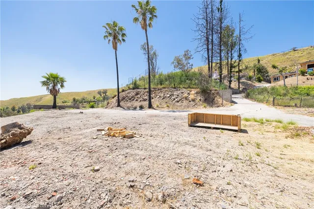 a view of a backyard of the house
