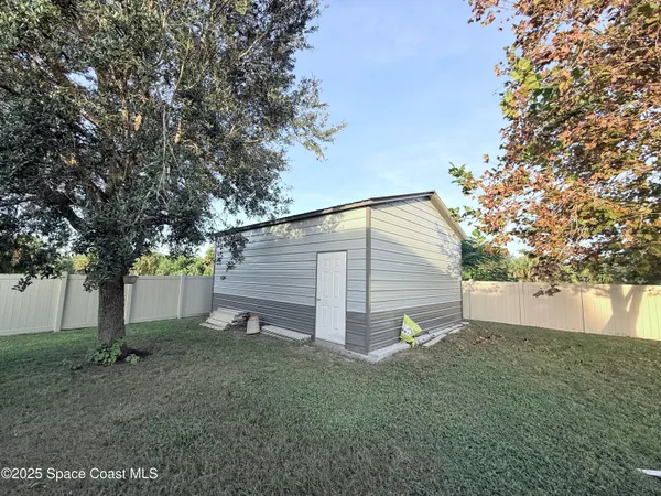 a view of a backyard