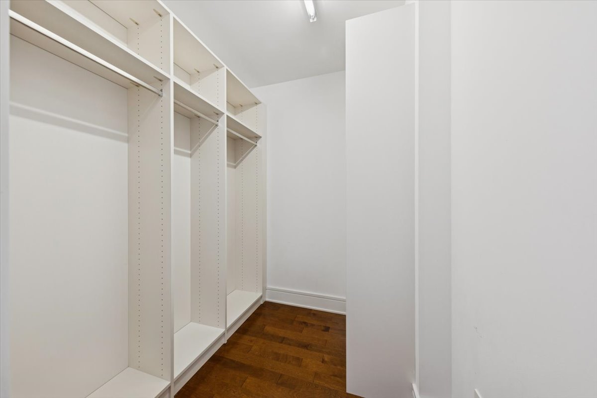 401 North Wabash Avenue, Unit 37I Chicago, IL 60611 - Photo 21 of 40 a view of hallway with stairs