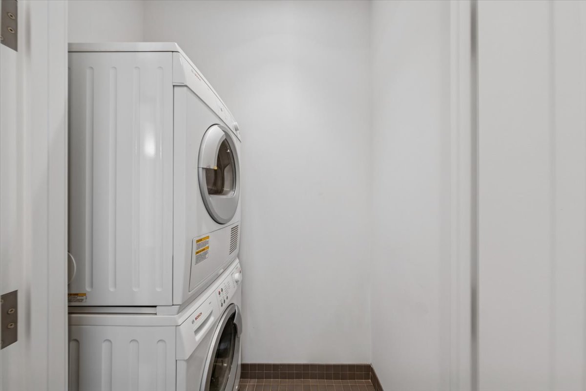 401 North Wabash Avenue, Unit 37I Chicago, IL 60611 - Photo 23 of 40 a utility room with dryer and washer