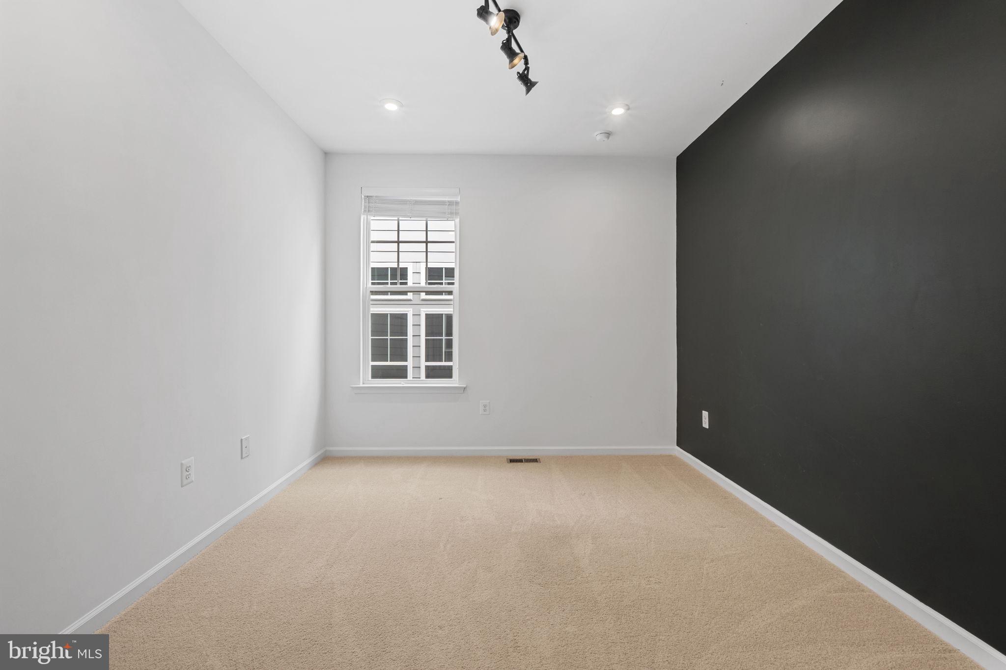 18080 Moss Garden Road Dumfries, VA 22026 - Photo 31 of 76 an empty room with a window