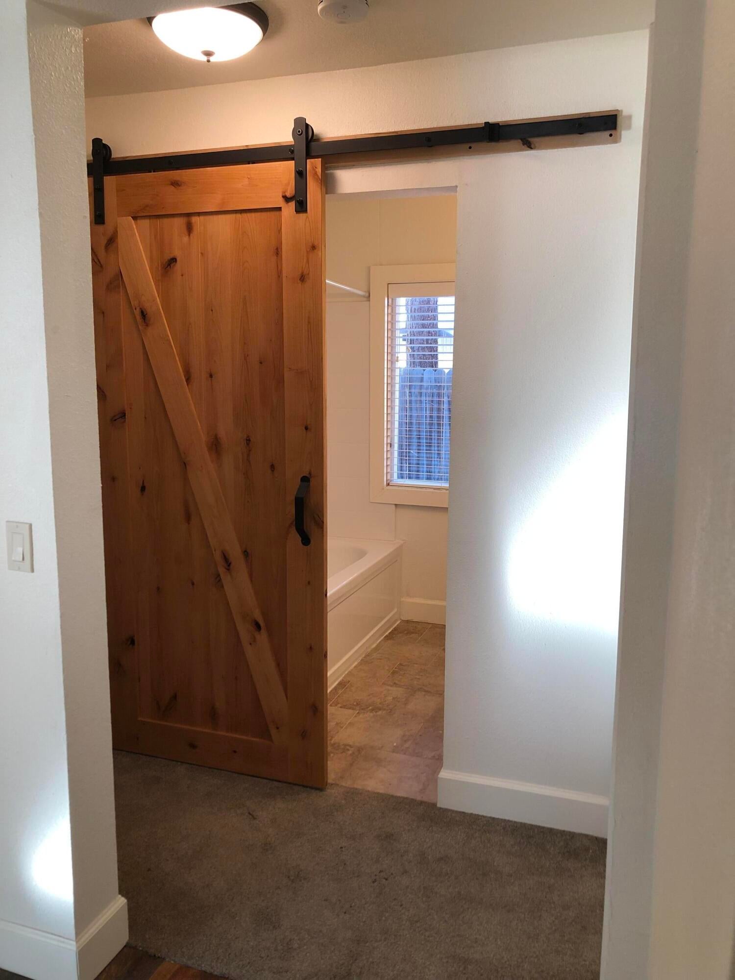 61140 Benham Road Bend, OR 97702 - Photo 13 of 18 Full hall bath