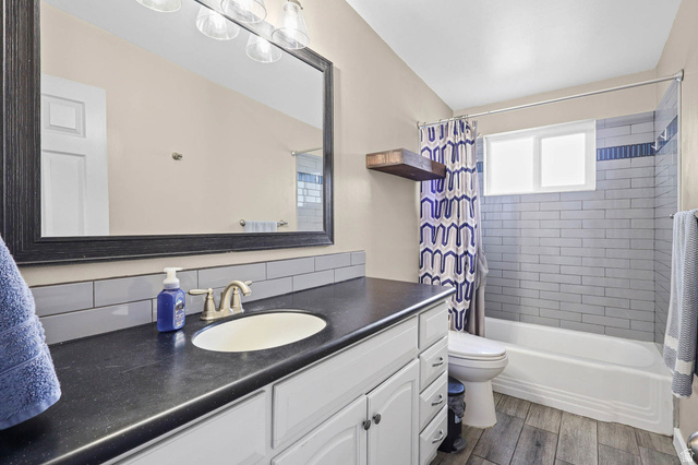 481 550 South Bountiful, UT 84010 - Photo 19 of 45 Full bath on main, updated with new tile