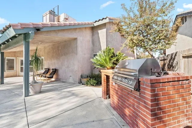 a view of outdoor kitchen outdoor kitchen and dining table
