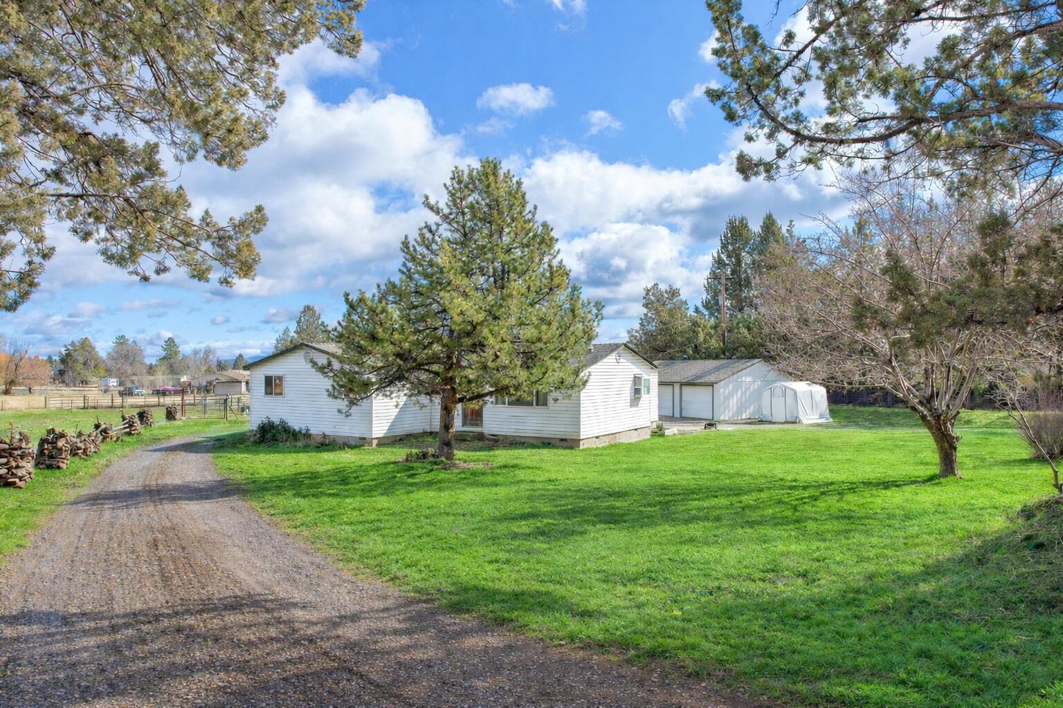64904 Rimrock Drive Bend, OR 97703 - Photo 4 of 44