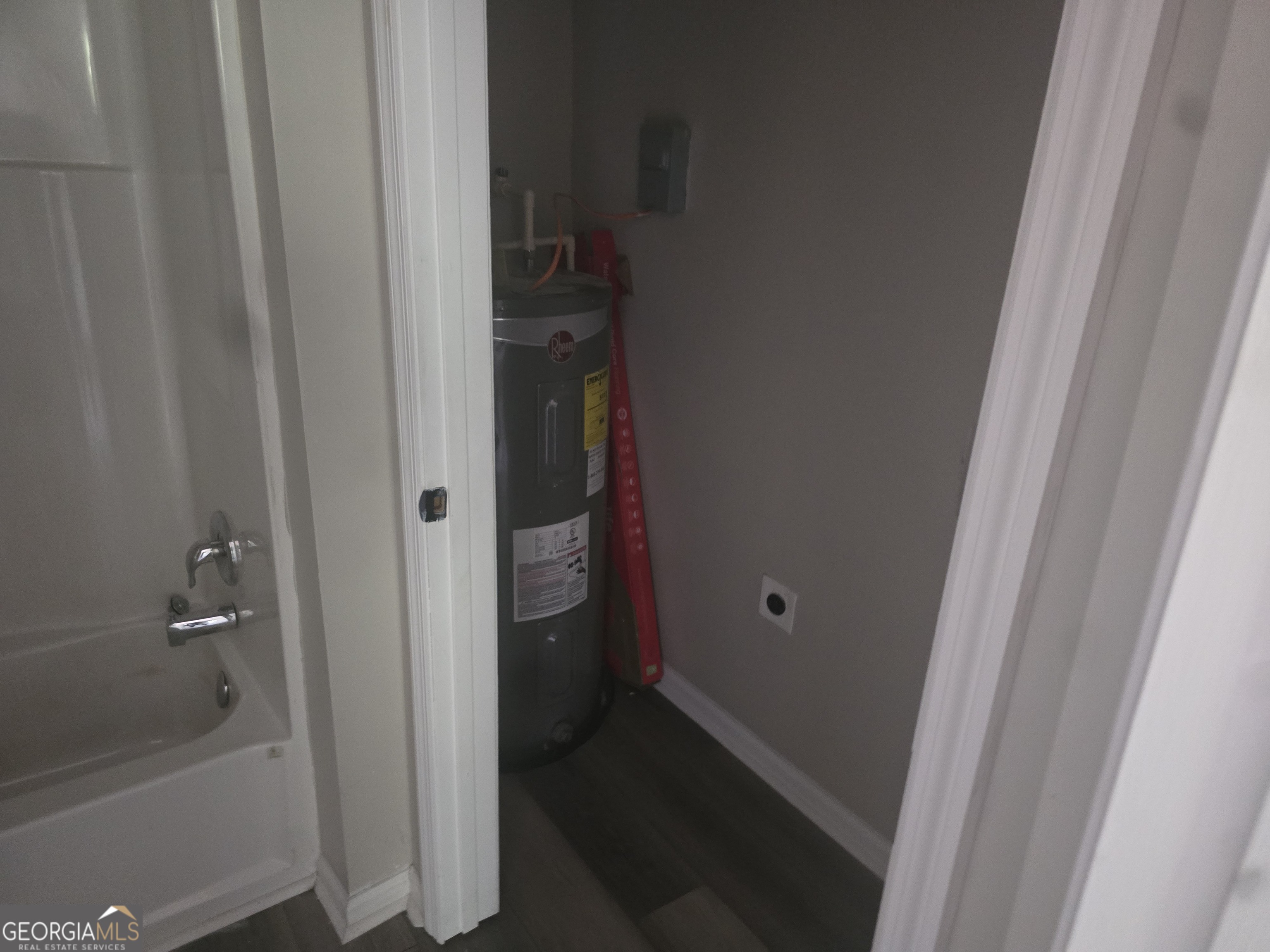 503 Tennessee Street Dublin, GA 31021 - Photo 8 of 8 a bathroom with a bathtub