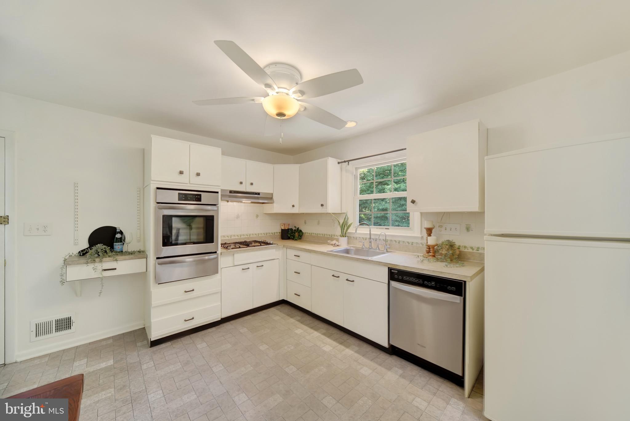 403 Old Orchard Road Baltimore, MD 21229 - Photo 5 of 37 Kitchen