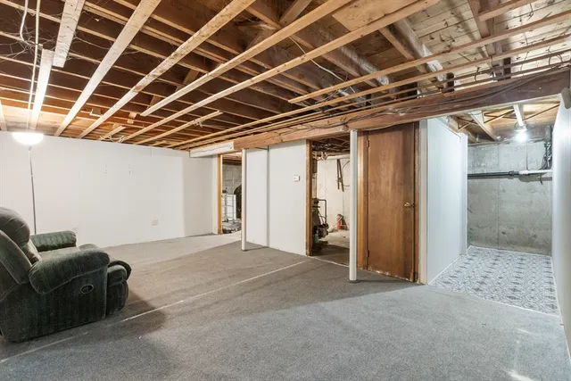 a view of livingroom with furniture