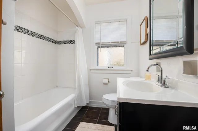 $179,900 | 803 West Meadows Place, Peoria, IL 61604