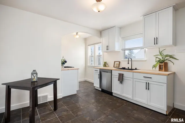 $179,900 | 803 West Meadows Place, Peoria, IL 61604