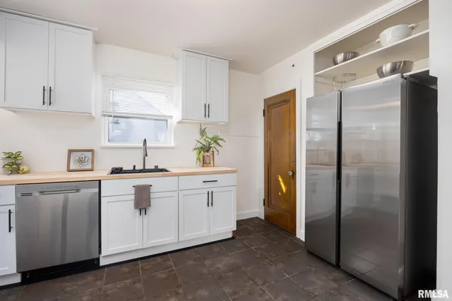 $179,900 | 803 West Meadows Place, Peoria, IL 61604