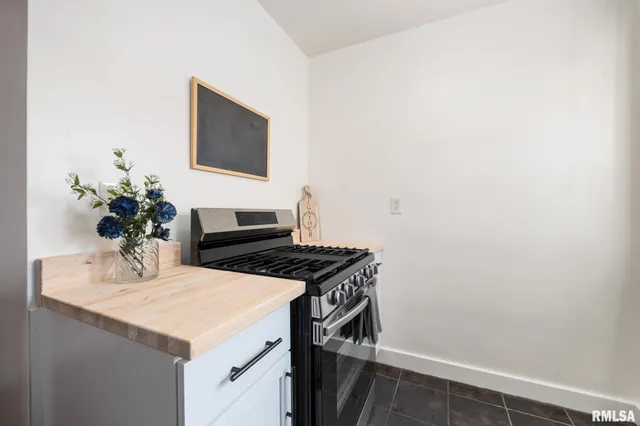 $179,900 | 803 West Meadows Place, Peoria, IL 61604