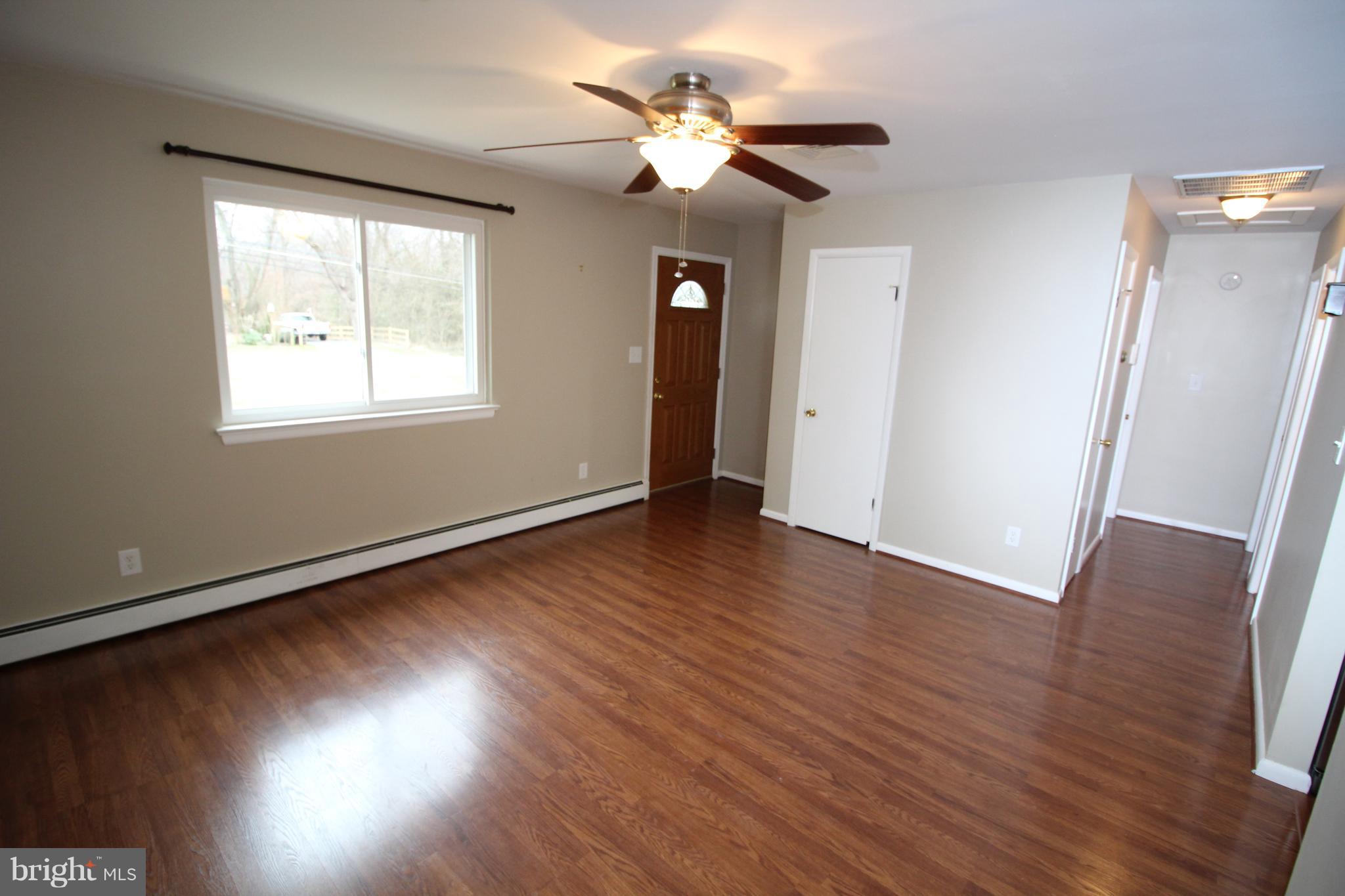 18311 Barnesville Road Barnesville, MD 20838 - Photo 18 of 33 Living Room